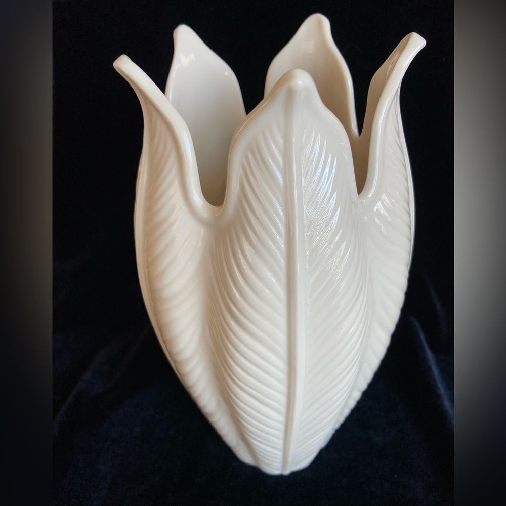 Vintage LENOX 10" Porcelain Vase Palmentto Leaf Design Floral Ivory Color USA - Picture 3 of 7